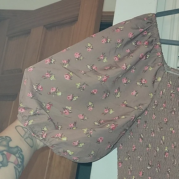 Puff Sleeve Romper - Picture 8 of 13